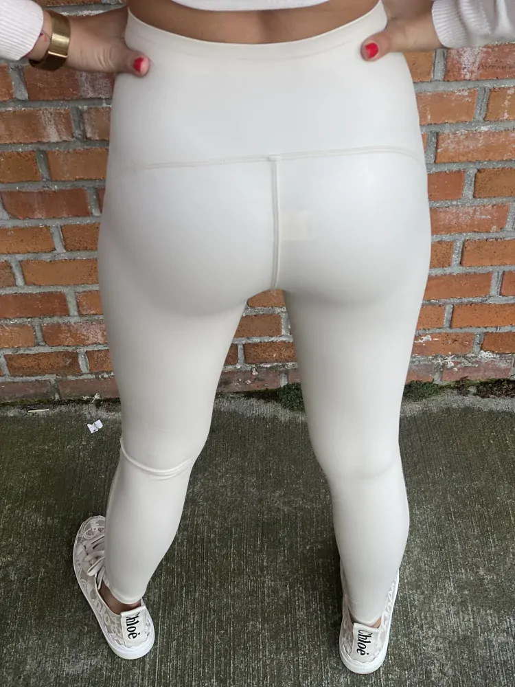 Koženkové legíny “LIGHT CREME”
